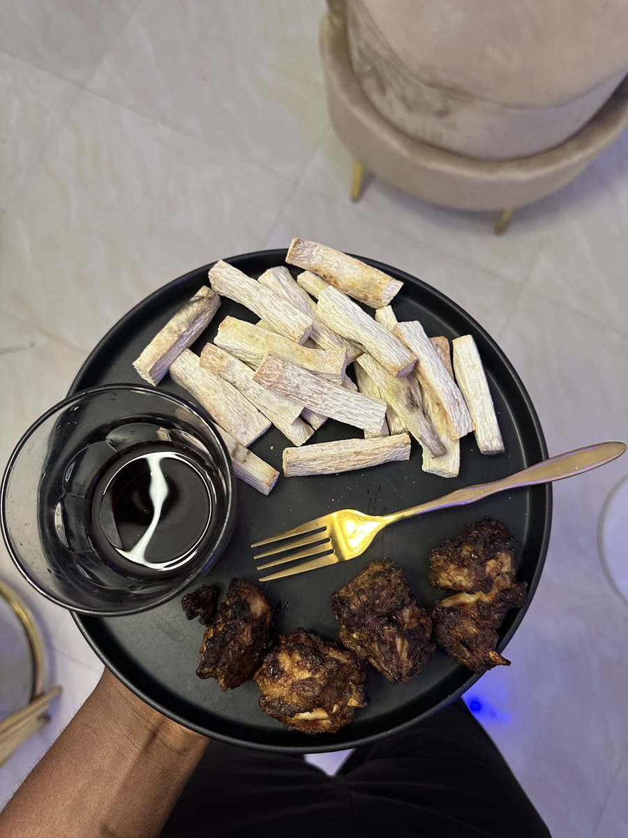 Chimaforkeeps's tweet photo. This just made me remember when I air fried yam 😂😂😂

I only ate 3 pieces and I couldn’t use the toilet without screaming for 4 days 😭😭 https://t.co/iArAxDzG3f