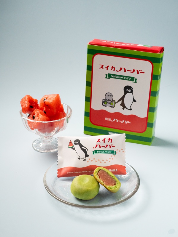 jrplus_gourmet's tweet photo. #新横浜駅 #小田原駅
JR東日本「Suicaのペンギン」と
横濱ハーバーがコラボレーション🐧

スイカピューレを練り込んだ 「スイカあん」 を、スイカの皮に見立てた生地で包んで焼き上げました🍉

冷やして食べるとさらに美味しい
夏限定のハーバー✨詳細はこちら☟
🔹ベルマートキヨスク小田原
　　→7/1(水)～7/31(金)
🔸PLUSTAキュービックプラザ新横浜東
　　→7/6(月)～8/17(月)　

💰5個入1,188円

≪パッケージ≫
2001年からSuicaと一緒にがんばってくれた「Suicaのペンギン」をデザインし2027年3月に新しい場所へ飛び立つ同キャラクターへの「はなむけ」の気持ちを込めました。

記念として、また横浜土産や夏の贈り物にもおすすめです🎁