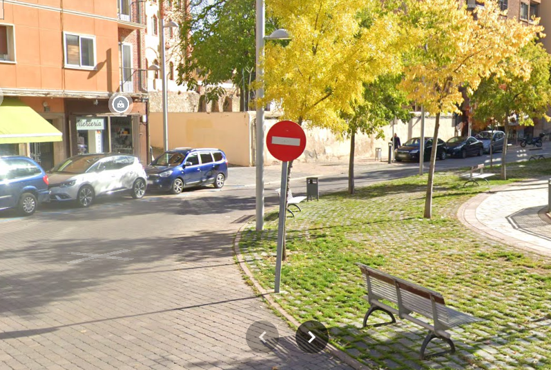 enbicipormadrid's tweet photo. 1) ¿Va a poder una bicicleta ir en sentido contrario en cualquier calle?
No, esta norma aplica a calles de 1 carril limitadas a 30 km/h, y solo si existe una señal expresa que lo permita. Sin señal, no se puede.
La mayoría de las calles de España seguirá como hasta ahora. https://t.co/dX2Pfgdg1c