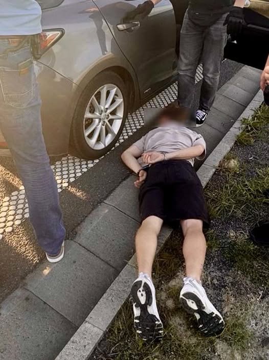 cuprwarszawa's tweet photo. 💰🚨 Tczew. Oszustwo na zdalny pulpit – mieszkaniec stracił 63 tys. zł. Zatrzymani: 2 Ukraińców (24 i 25 l.) z Gdańska. 18 zarzutów, 16 wypłat z bankomatów. Kolejny proceder rozbity. #Oszustwo #Ukraińcy #Tczew #Policja #8Lat https://t.co/zS6lkgeGss