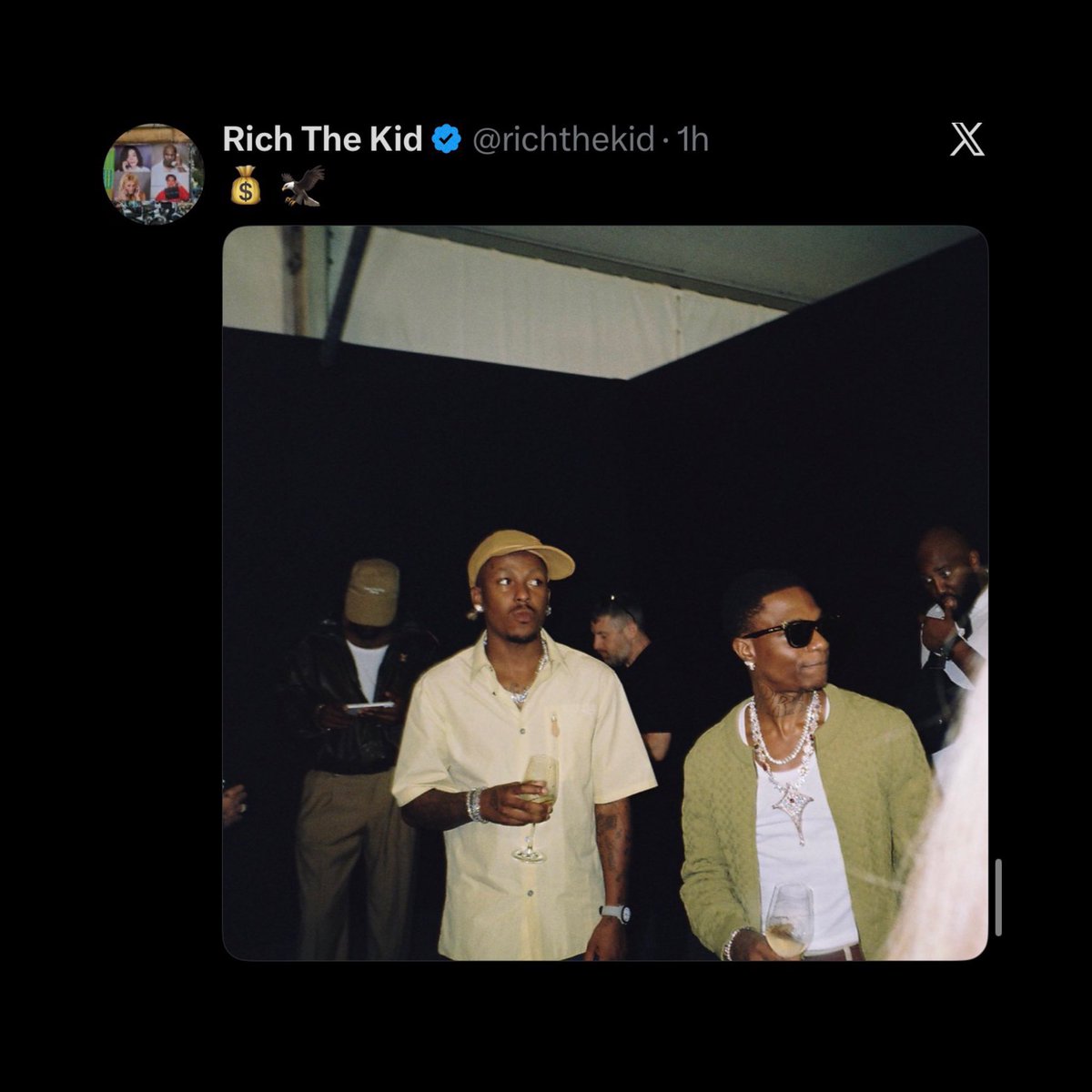 YKoluwaseun9's tweet photo. Wizkid really is a celebrity to celebrities. ❤️🦅 https://t.co/wzrDfYct8C