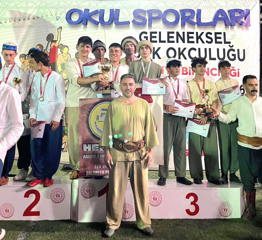 GSB_sakarya's tweet photo. İl Müdürümüz Cemil Boz, Okul Sporları Geleneksel Türk Okçuluğu Türkiye Şampiyonası’nda büyük bir başarıya imza atarak Türkiye Şampiyonu olan Hendek İmam Hatip Lisesi öğrencilerini, antrenörlerini tebrik edip başarılarının devamını diledi. https://t.co/MZcbSXwaCD