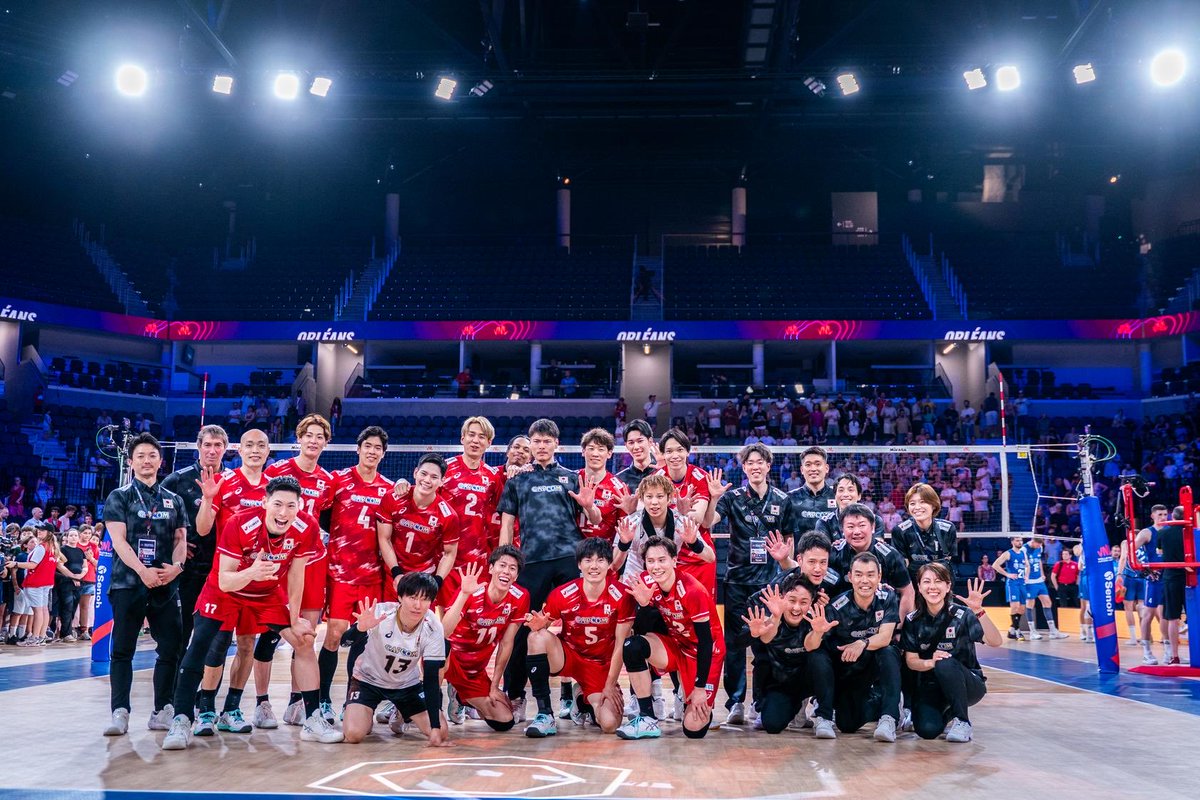 VolleyActu's tweet photo. Le Japon demeure la seule sélection à n’avoir encore concédé aucune défaite en VNL ! 🇯🇵

🟢 3-1 vs SERBIE 🇷🇸
🟢 3-1 vs SLOVÉNIE 🇸🇮
🟢 3-1 vs CHINE 🇨🇳
🟢 3-2 vs POLOGNE 🇵🇱
🟢 3-0 vs UKRAINE 🇺🇦

📸 volleyballworld https://t.co/De91UESGWp