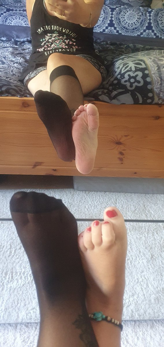 ChristinaM4446's tweet photo. Guten morgen🤗 Was sagt ihr mit oder ohne nylons? Oder beides?😈 kaffeezahlung sind erwünscht. #feetfindom #barefoot #nylonfetısh #nylon #nylonstrümpfe #nylonstrumpfhosen #zahlsklaven #paypig #paypigwanted #göttin #herrin #zahlsklave #geldherrin #getragene #getragenesocken https://t.co/55G5c5F0Pe