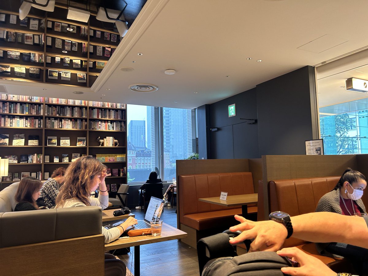 kasukasux's tweet photo. 東京都丸の内口を見渡す丸ビルの３階にある蔦屋���ックスシェアラウンジ。1時間1,870円でフリードリンク、フリーフードでスペースレンタルができる。みんなオンラインミーティングしてるの凄すぎる！やっぱ東京ですねー^_^
#東京駅 #丸ビル #シェアラウンジ https://t.co/p9ENDvmAQt