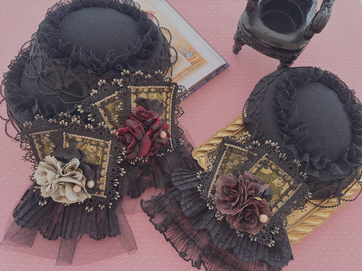 MasqueradeMiya's tweet photo. 🫖Masquerade夏のお茶会🫖
Bプランのお客様へのお土産がこちらになります！ゴシックアリステイストなヘッドドレスを作りました🖤
どれが当たるかは当日のお楽しみです♪
(作家ZERO・miyaどちらかランダムでお渡し致します)
#ロリータお茶会 #Masquerade #絵本の国のアリス https://t.co/BguUJQMYuc