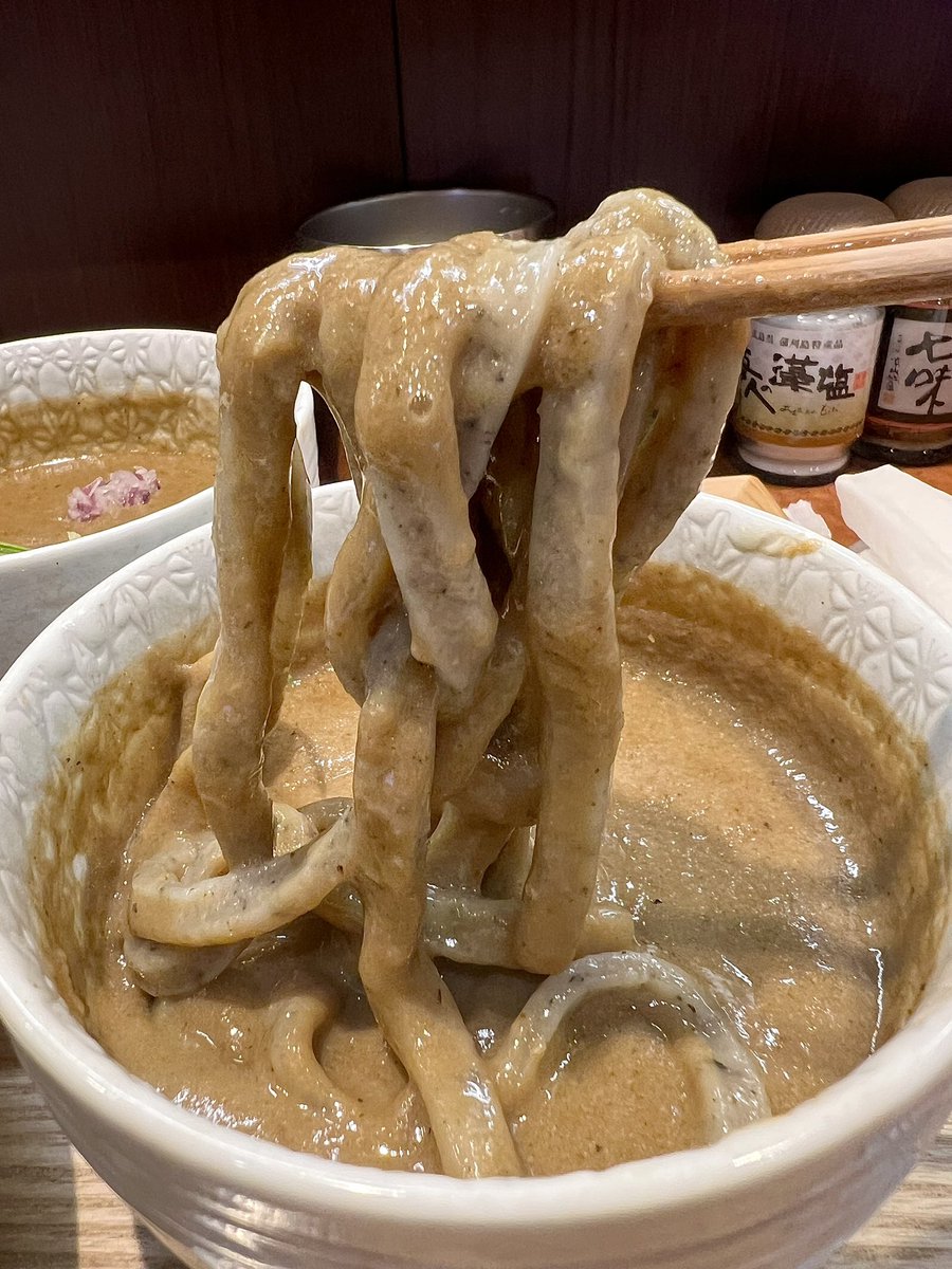 taitairisa15's tweet photo. 『御影麺 鏑矢』 #さいたま市
御影つけめん（中・麺増し100g）

ドロリと濃厚な超重厚スープを、
噛み応え抜群の極太麺が豪快に絡め取る！

啜るほど強烈な旨味が押し寄せ
ボリューム満点の麺も難なく完食。

最後は割りスープで
凝縮したつけ汁まで残さず完飲。

満足度が突き抜ける一杯でした🍜 https://t.co/BvVzml7gUU