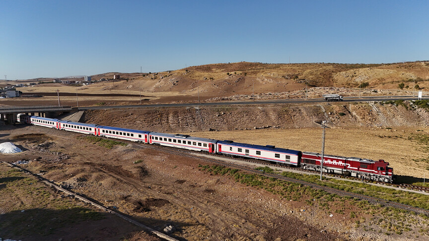 aa_finans's tweet photo. 🚆Kalkınma Yolu'nda ilk hedef demir yolu hattının tamamlanması

💬Ulaştırma ve Altyapı Bakanı Abdulkadir Uraloğlu:

➖Orta Doğu'daki savaş ve gerginlikler nedeniyle ulaşım hatlarında ciddi sıkıntılar yaşandı. Bu noktada Kalkınma Yolu ciddi bir alternatif olarak karşımıza çıkıyor

➖Kalkınma Yolu'nda ilk etapta demir yolunu hayata geçirelim diye mutabık kaldık, ilerleyen dönemde de otoyolu devreye alma düşüncesindeyiz
https://t.co/vNHncLGTIa