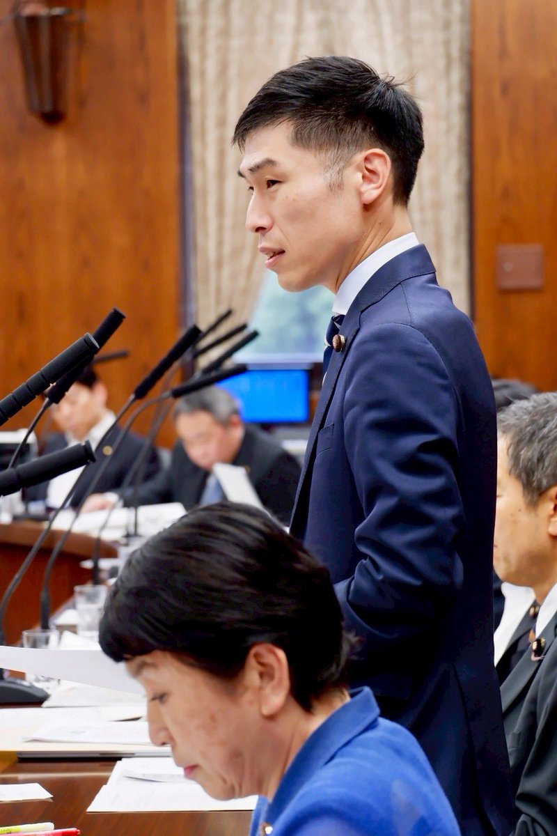 yamazoejimusyo's tweet photo. 宮古島駐屯地司令が抗議行動の市民に「許可を取れ、早く取ってこい」と声を荒げ退去を迫り、前防衛相が「過度な抗議活動」と断じた問題。そもそも許可は必要だったのかと質すと、防衛省「土地所有者の判断」小泉防衛相「評価控える」
#山添拓 議員「平和を希求する沖縄への無理解過ぎる」 https://t.co/J6INWEoztv