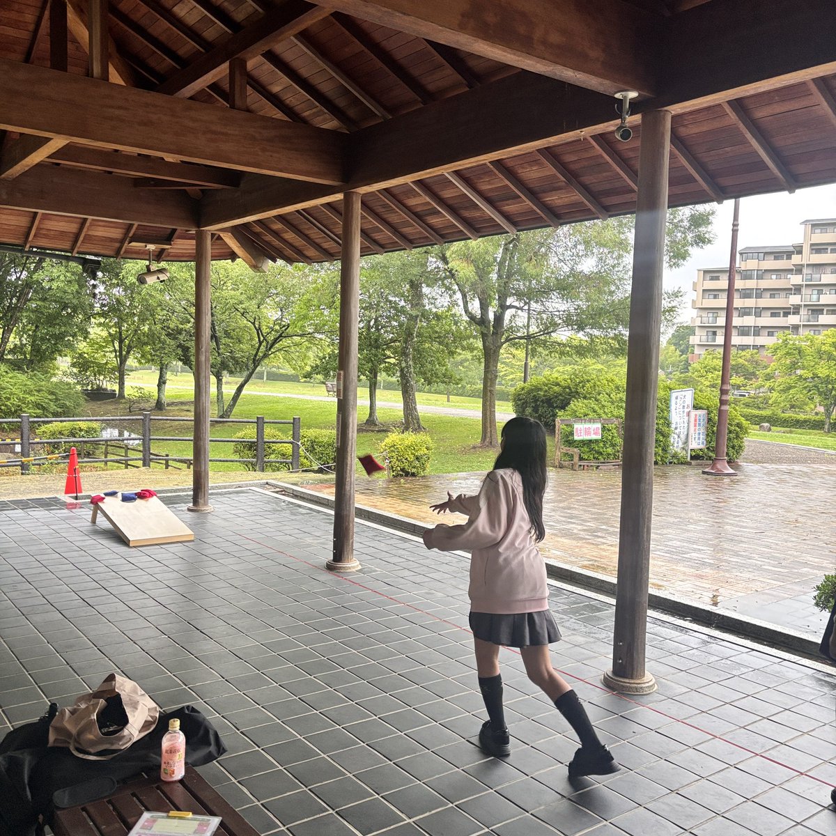 umezawa_toy's tweet photo. 初 #コーンホール でも飲み込み早くて楽しんでる様子。テストの振り返りトークも弾むし球(コーンバッグ)も弾むw
#モルック の投擲とは違うけど、共通するところもあるので面白がれそう。
#地域クラブ #地域移行 #地域展開 #公立中学校部活動廃止 #モルック部 #cornhole https://t.co/sZwGllIk5I