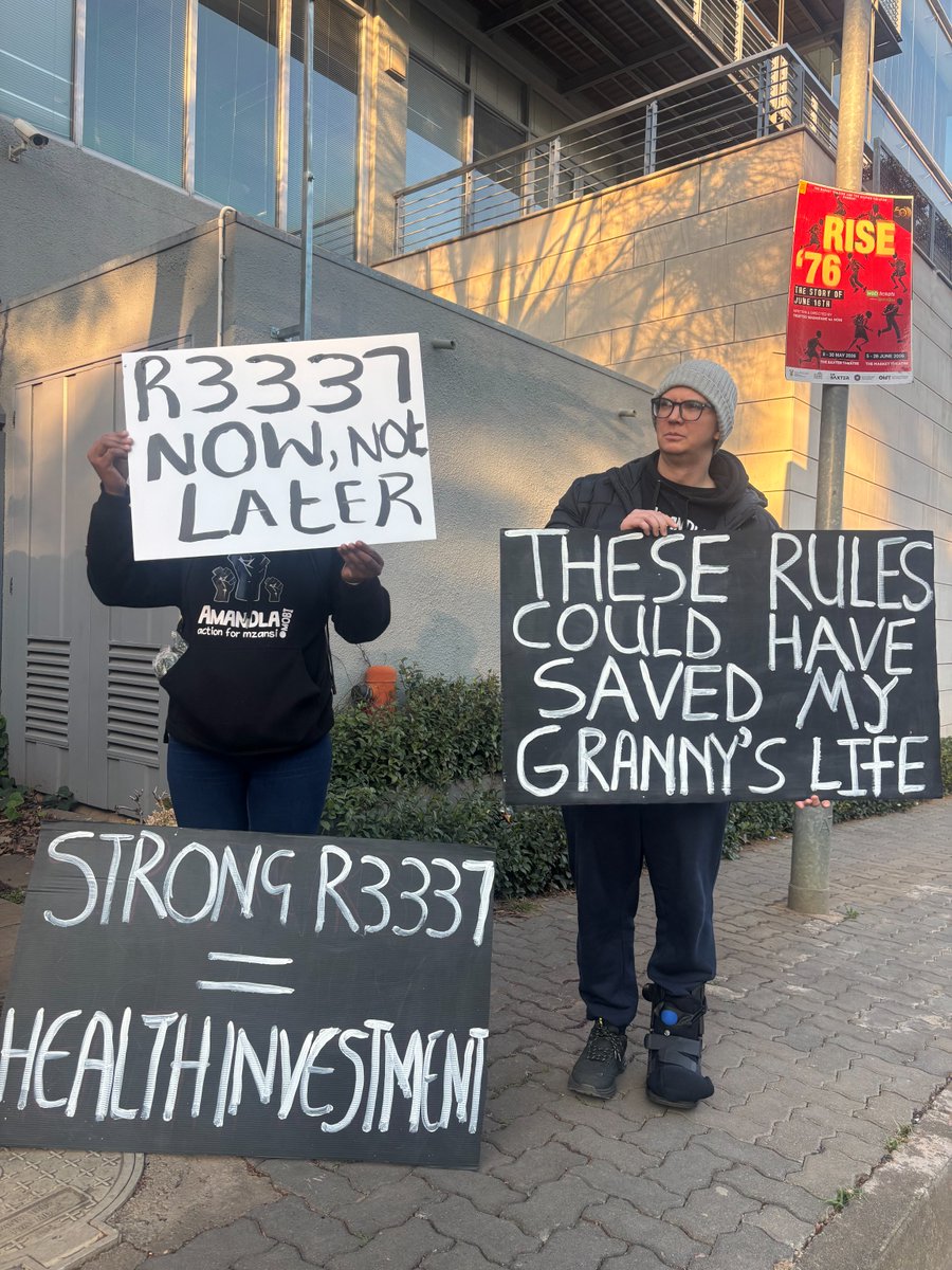 heala_SA's tweet photo. Today we protested outside @NEDLAC_SA with @AmandlaMobi because we deserve clear warnings on unhealthy food.
Front-of-Pack Warning Labels don't ban products—they help consumers make informed choices.
The evidence exists. The public has spoken. The time to act is now!
#FOPL https://t.co/Q5CllNespH