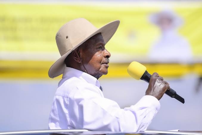 RashadLubega's tweet photo. President Yoweri Museveni advises youth innovators to use science to solve societal problems, cluster their products, and assess demand in Uganda, Africa, and global markets. #WhyUgDecidedM7 https://t.co/YdjuiIaVic