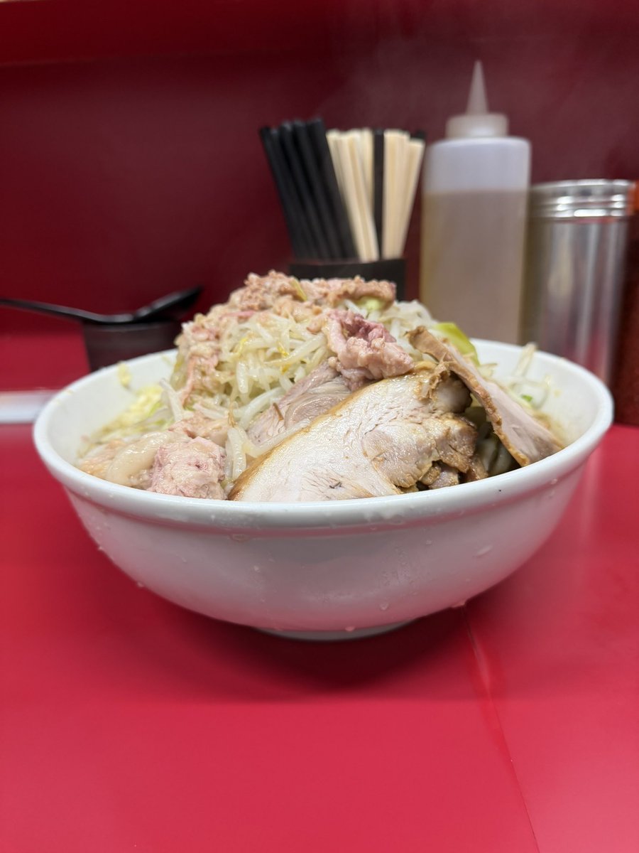 nao__919's tweet photo. ラーメン二郎 湘南藤沢店

大ラーメンぶた2枚
にんにくあぶら

今日は仕事が終わってからRJSFに♬♬
Yちゃん麺上げ&amp;ヒロさんコンビの1杯🍜💓
今日の麺はいつもより柔らかめで超~~自分の好みどストライク😍🎯
豚も最&amp;高✨⤴️⤴️
めちゃくちゃ美味しかった〜🤤
ご馳走様でした🙏 https://t.co/qS8LVe699d