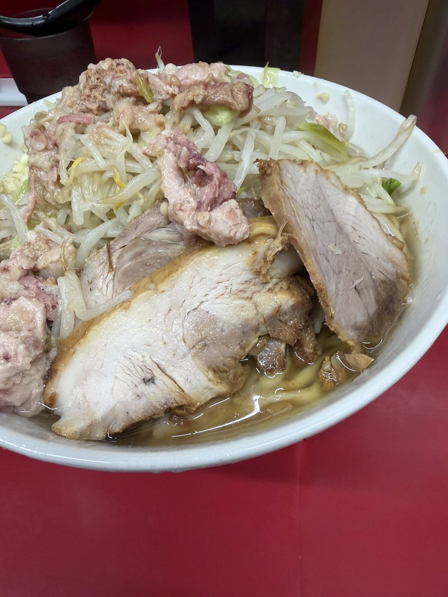 nao__919's tweet photo. ラーメン二郎 湘南藤沢店

大ラーメンぶた2枚
にんにくあぶら

今日は仕事が終わってからRJSFに♬♬
Yちゃん麺上げ&amp;ヒロさんコンビの1杯🍜💓
今日の麺はいつもより柔らかめで超~~自分の好みどストライク😍🎯
豚も最&amp;高✨⤴️⤴️
めちゃくちゃ美味しかった〜🤤
ご馳走様でした🙏 https://t.co/qS8LVe699d