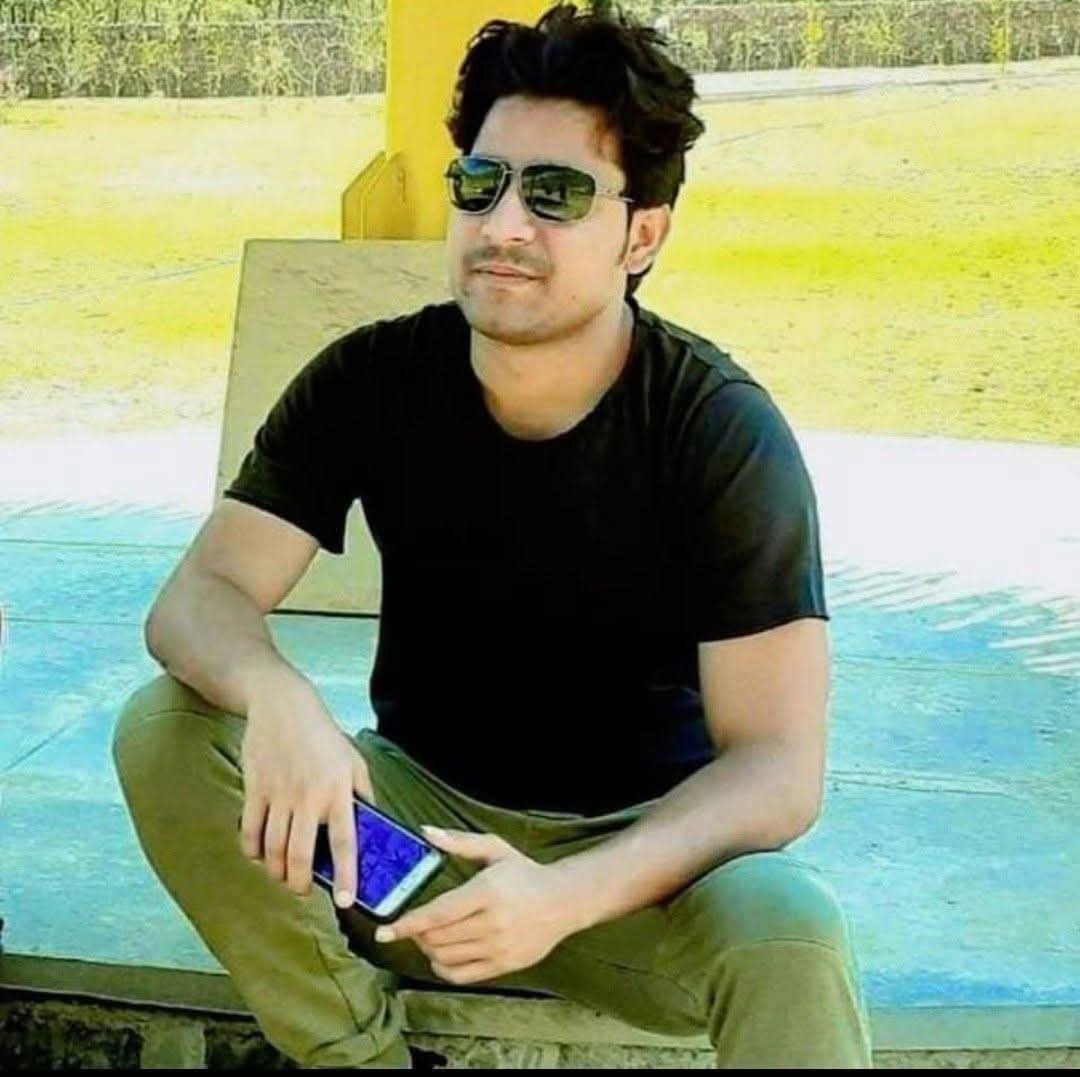 janardanmis's tweet photo. भरत तिवारी हीरो नहीं हो सकते लेकिन जरा सोचिए!
अक्षय कुमार की एक फ़िल्म है #JollyLLB2
उसमें एक किरदार होता है, इंस्पेक्टर सिंह, जो फेक एनकाउंटर करता है। अन्नू कपूर उस फिल्म में अक्षय कुमार के विरोध में लड़ने वाले वकील के किरदार में थे।
अन्नू कुमार एक दृश्य में पूछते हैं कि "जज साहब! आप क्या चाहते हैं समाज में कौन लोग हों? एहसान कादरी या इंस्पेक्टर सिंह?"
अक्षय कुमार जवाब में कहते हैं "इस समाज को वैसे कादरी नहीं चाहिए जो लोगों को मारना जिहाद समझते हों, ना ही वैसे इंस्पेक्टर सिंह चाहिए जो फेक एनकाउंटर करके लोगों की हत्या करते हों।"
...और यही तर्क उस पूरी फिल्म की लॉजिक को जस्टिफाइ करता है।
भरत तिवारी प्रकरण में सिर्फ इतनी बात समझनी है, अगर पुलिस के सामने तमंचा लहराने वाले भरत तिवारी को शहीद कहना गलत है, हीरो कहना गलत है तो उन पुलिस वालों को सही कहना भी गलत है जो एक राष्ट्रभक्त सर्व समाज प्रेमी व्यक्ति के आत्मसमर्पण के बाद उसकी हत्या कर देते हों।