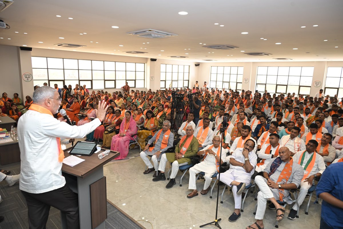 iJagdishBJP's tweet photo. જનસંઘના પાયાથી ભાજપના શિખર સુધી - રાષ્ટ્રસેવાનો અવિરત સંકલ્પ... 

રાષ્ટ્રની અખંડિતતા અને કાશ્મીરને ભારતના અભિન્ન અંગ તરીકે જોડવા માટે પોતાનું સર્વોચ્ચ બલિદાન આપનાર પ્રખર રાષ્ટ્રભક્ત શ્રદ્ધેય ડૉ. શ્યામા પ્રસાદ મુખર્જીના ૧૨૫મા જન્મજયંતી વર્ષના પાવન અવસરે આજે વડોદરા જિલ્લા કાર્યાલય 'વંદે કમલમ્' ખાતે આયોજિત 'કાર્યકર્તા સંમેલન'માં ચૂંટાયેલા જનપ્રતિનિધિઓ અને કાર્યકર્તાઓ સાથે સંવાદ કર્યો. 

ડૉ. શ્યામા પ્રસાદ મુખર્જીએ જનસંઘ દ્વારા ચીંધેલા રાષ્ટ્રસેવાના માર્ગ પર અગ્રેસર રહીને સંગઠનને વધુ મજબૂત બનાવવા ઉપસ્થિત સૌ કાર્યકર્તા મિત્રોનો સંકલ્પ જોઈને અત્યંત આનંદ અને ગૌરવની અનુભૂતિ થઈ.