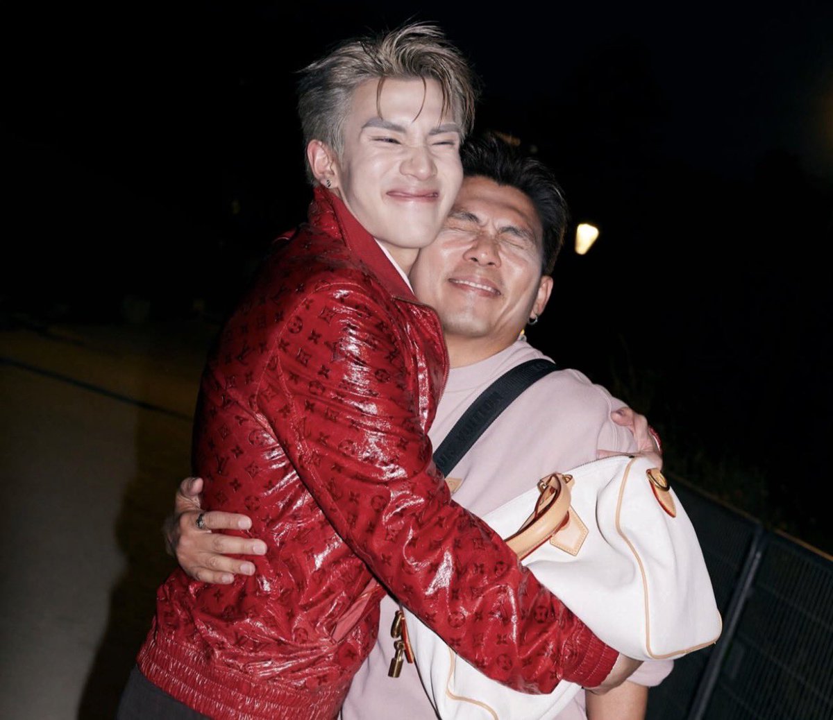 Nong4thsocute's tweet photo. น้องโฟ้ดยิ้มตาขีดเห็นหนวดแมววเยยย น่ารักมากกกก รับรู้ได้เลยว่าน้องมีความสุขมากจิงๆ  ไอเริ้บพ่อแจ็คที่สุดดดดดด คนที่ลุยไปกะน้องทุกฟชว🥺💖💖🫶🏻🫶🏻

FOURTH SHINES AT LVSS27 SHOW

#LVMenSS27xFourth #LVMenSS27 
#LouisVuitton #Fourthnattawat https://t.co/jP3NtHNOXL