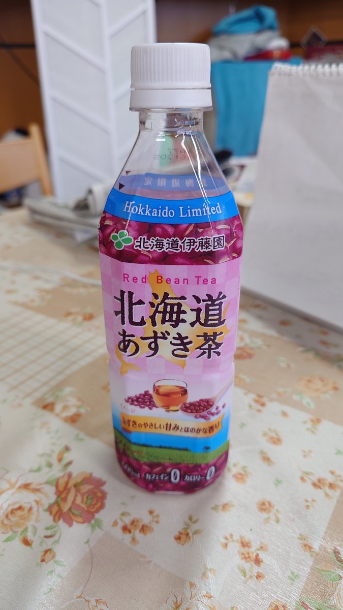 Sakrellorz's tweet photo. これから言うことは、全く悪口じゃないことを前提に聞いてほしい

甘くない薄いおしるこみたいな味がして美味しい！

#北海道あずき茶 https://t.co/qboIdQiSup