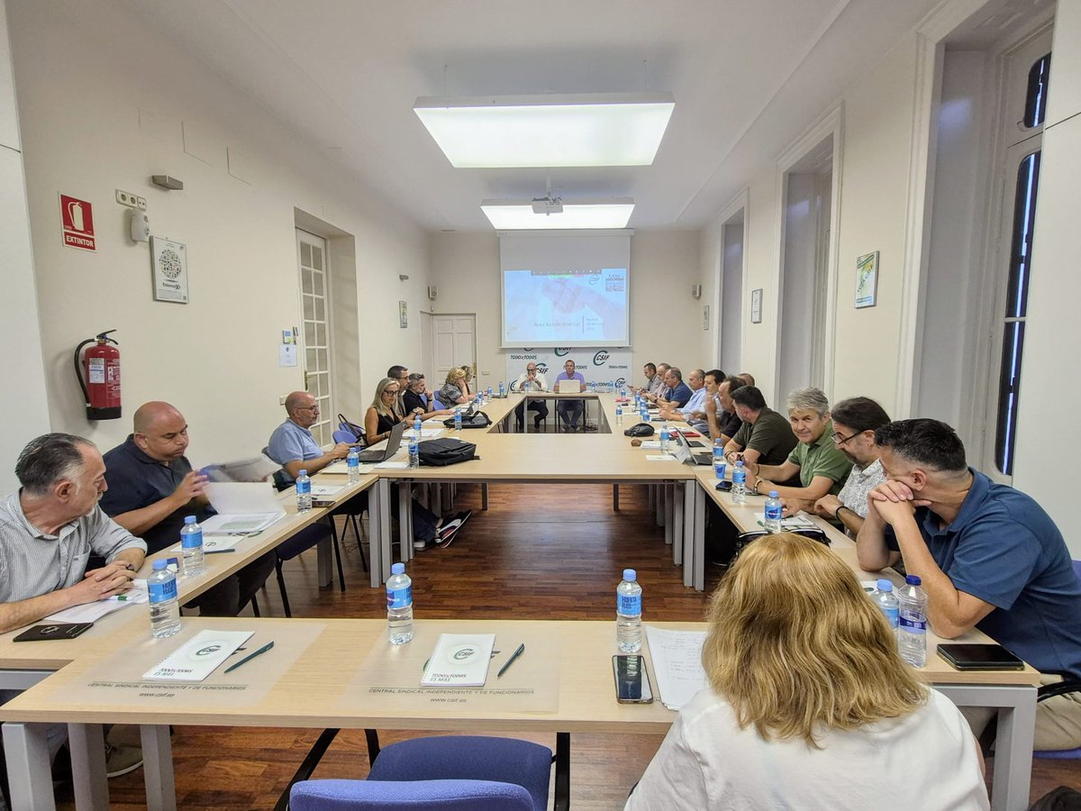 CSIFnacional's tweet photo. 🟢 Reunión de responsables de Acción Sindical, autonómicos y sectores nacionales, con la intervención de Miguel Borra, presidente de #CSIF, y Francisco Lama, secretario nacional de Acción Sindical.

✅ Un encuentro clave para analizar las prioridades de las Administraciones Públicas y seguir avanzando en la defensa de los/as empleados públicos.

📝 Analizaremos asuntos de importancia como las desigualdades retributivas, carrera profesional, adecuación de la clasificación de los grupos profesionales, jubilación parcial y anticipada, y la mejora de la asistencia en el mutualismo administrativo, entre otros.

🤝 El trabajo de #CSIF es clave para la negociación de acuerdos que mejoran las condiciones laborales y salariales de los/as empleados públicos y en la empresa privada.

👀 También revisaremos el desarrollo del Acuerdo Marco suscrito con el Gobierno y reiteraremos nuestra petición a Función Pública para que incluya en los PGE 2027 los fondos necesarios para mejorar las condiciones laborales y retributivas de los servidores públicos.