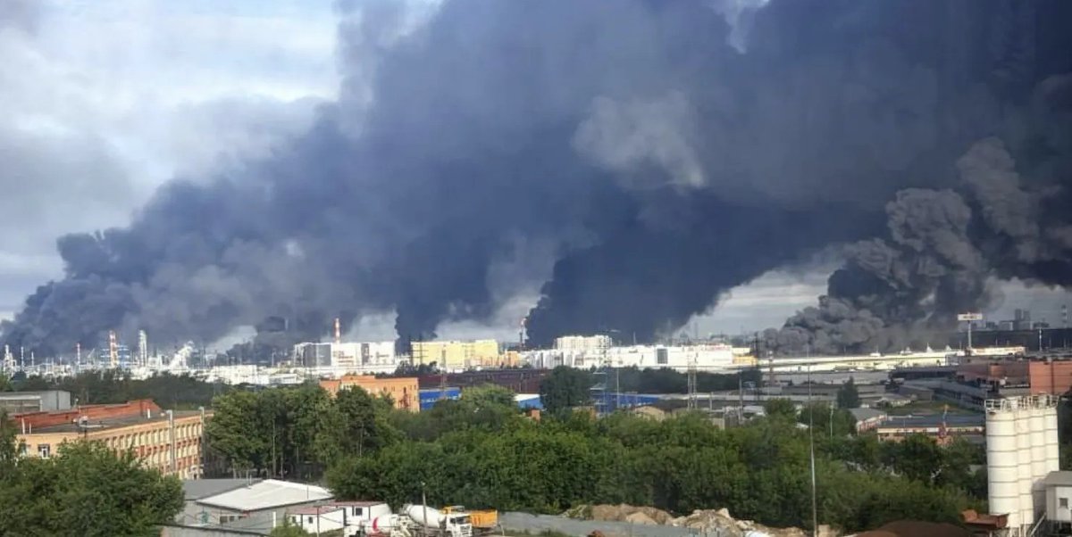 kungurov's tweet photo. Самая массированная атака БПЛА за всю историю человечества: минимум 996 дронов, 4 крылатых ракеты и 10 управляемых авиабомб. 

При этом подтверждено лишь шесть успешных поражений дронами: четыре – по Московскому НПЗ в Капотне, по одному –... https://t.co/y1DqU5eC3Z https://t.co/NVHMP2ofAf
