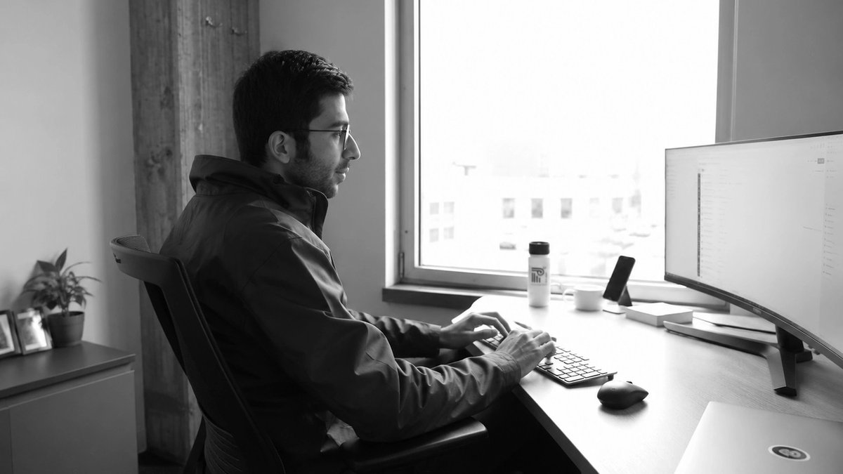 LeMediaEn442's tweet photo. Nice : Un génie iranien de l’IA égorgé devant chez lui par un ado de 15 ans… Téhéran accuse le Mossad 
https://t.co/FBKgKUEU6M 

Le Mossad continue-t-il sa guerre des ombres avec un couteau et un ado de 15 ans ? Téhéran, lui, n’a plus aucun doute. https://t.co/astnXXSAHw