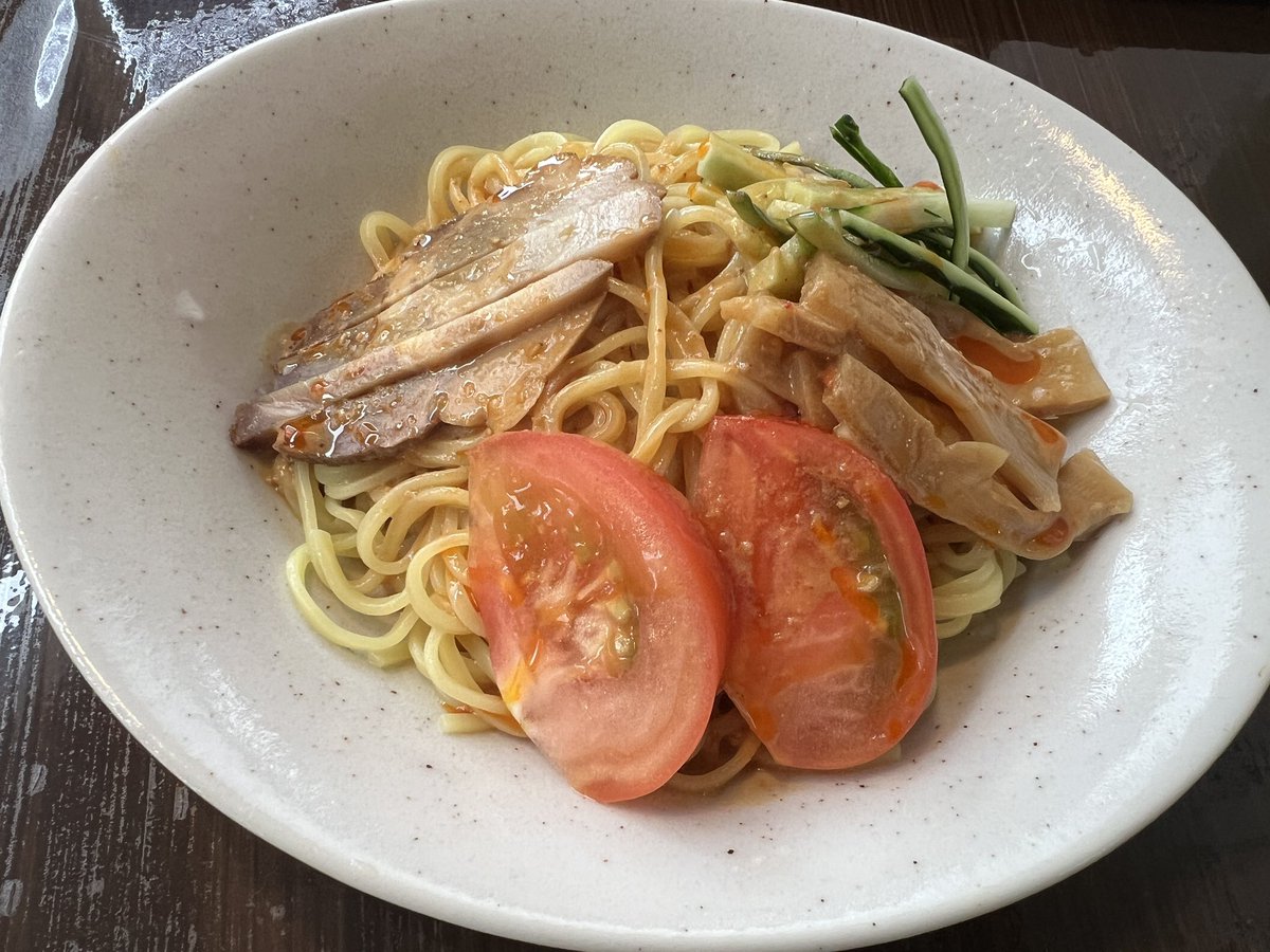 realChinhosan's tweet photo. 今日のケン@xken3x の散歩の時、ケンが唐揚げ入ったラーメン食べたい言うから豊受食堂に中華の風を感じに行ったアルよ。
チンホーさんは冷やし担々麺アル。中華の風が吹き荒れたアルよ!
#豊受食堂
#newjack https://t.co/UkZgeRlAhj