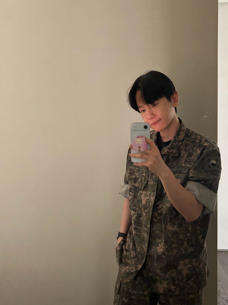 hellohaobin's tweet photo. WHY ARE THEY IN UNIFORM?!? https://t.co/yAcekXP3ov