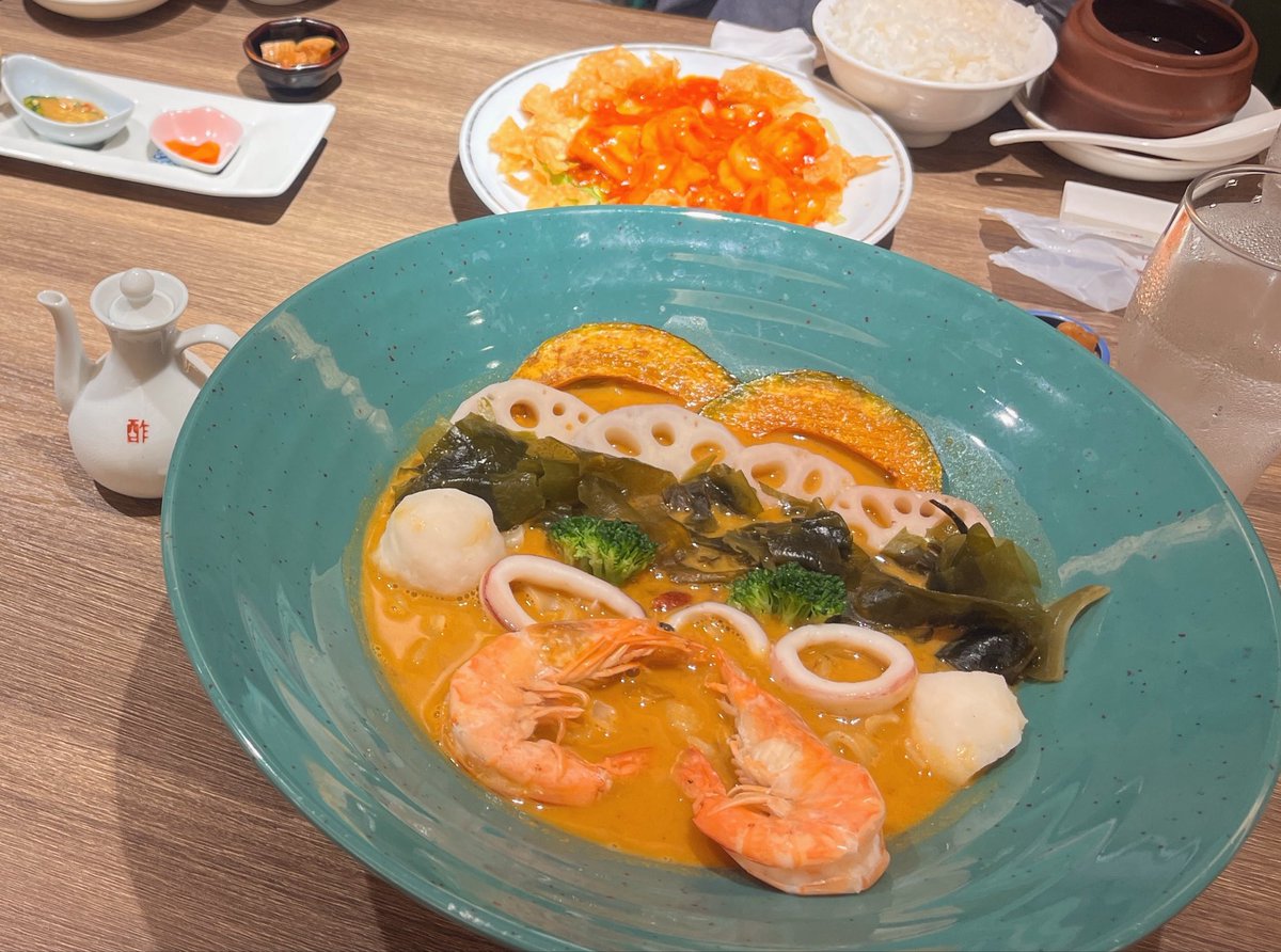 muroimoe's tweet photo. 遠近法とかじゃなくて、わたしのだけすごい大きかった。
「えっ！デカっっ！」って叫んでしまった。隣のテーブルの人たちも笑ってた。
値段も2倍だったの気付かなかった。
（ちなみにすごい美味しかったです） https://t.co/XE3VA0tGb6