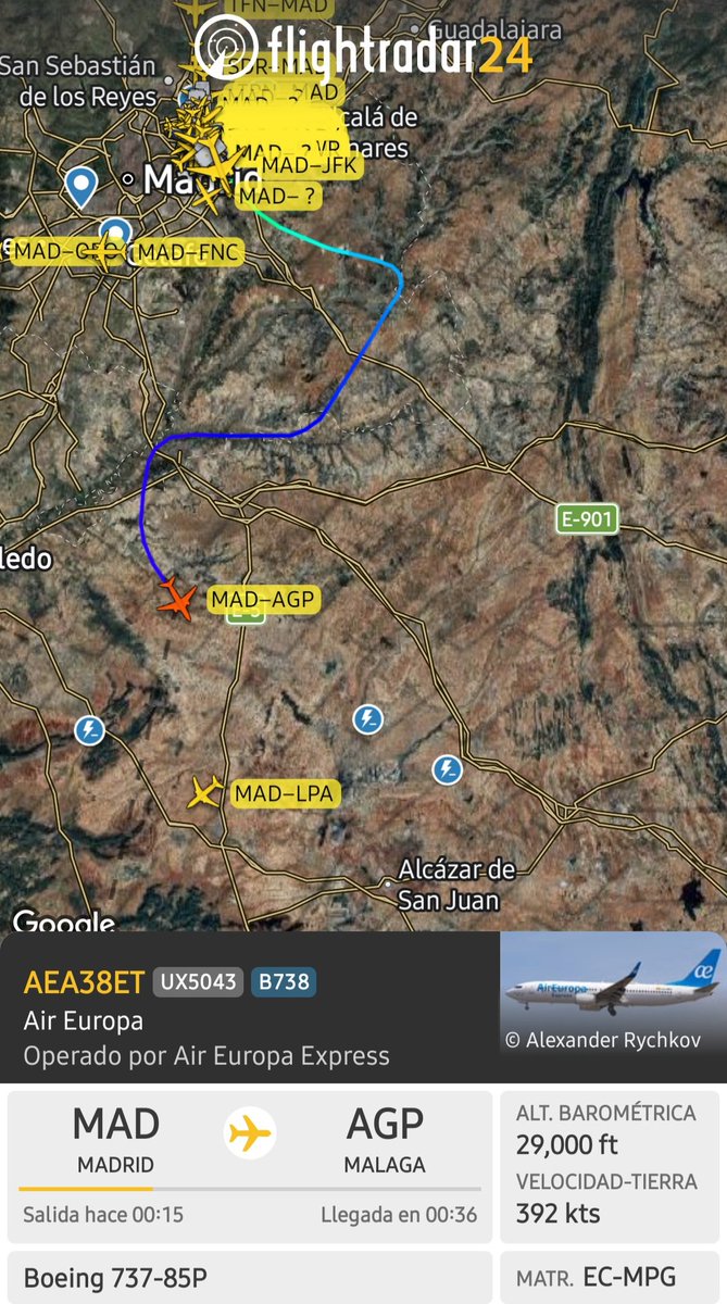 controladores's tweet photo. Núcleos tormentosos al sur del aeropuerto de #Madrid Barajas, lo que nos obliga a aplicar el procedimiento de Secuencia Única de despegues al no poder las tripulaciones mantener las rutas establecidas de salida. 
Cancelamos temporalmente los despegues paralelos simultáneos. 
#SafetyFirst