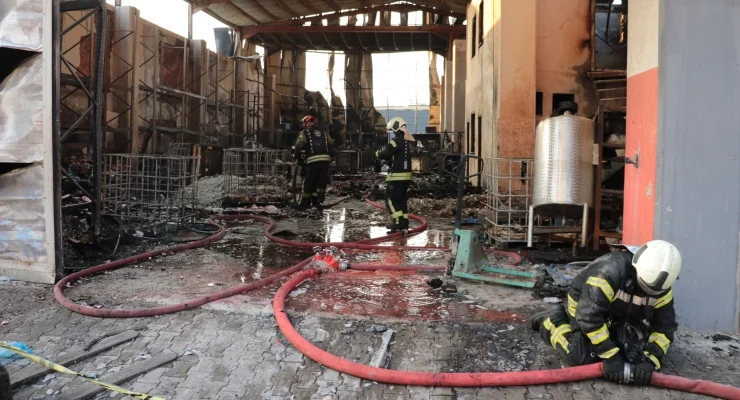 Dilovası'ndaki Fabrika Yangını Sonrası 7 Kişi Gözaltına Alındı, Belediye Başkan Yardımcısı da Var