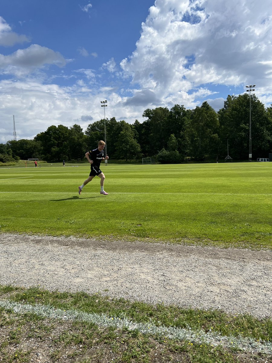 slipmats's tweet photo. Redkin springer MED fotbollskor 🙏🏻 https://t.co/srPuBFMQo9