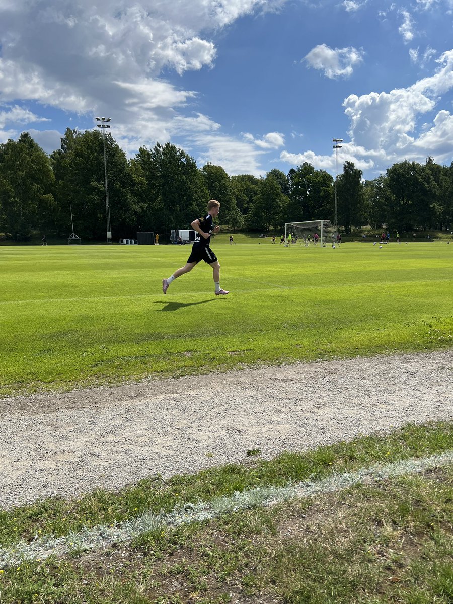 slipmats's tweet photo. Redkin springer MED fotbollskor 🙏🏻 https://t.co/srPuBFMQo9