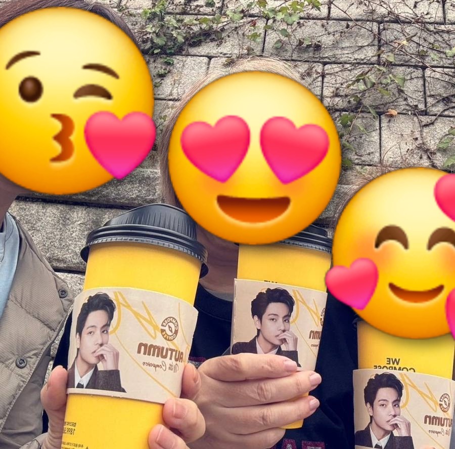 noeto12's tweet photo. テテのカップスリーブが欲しくて
日本からComposeCoffeeを
買いに行きましたよ💜💛

テテの広告が無かったら
知らなかったお店でした

テテのおかげで知る事が出来て良かったです

#BTSV
#TaehyungxComposeCoffee
#VxComposeCoffee
#우리는_뷔와함께_컴포즈커피
#WithV_ComposeCoffee https://t.co/QcPFLDENvN