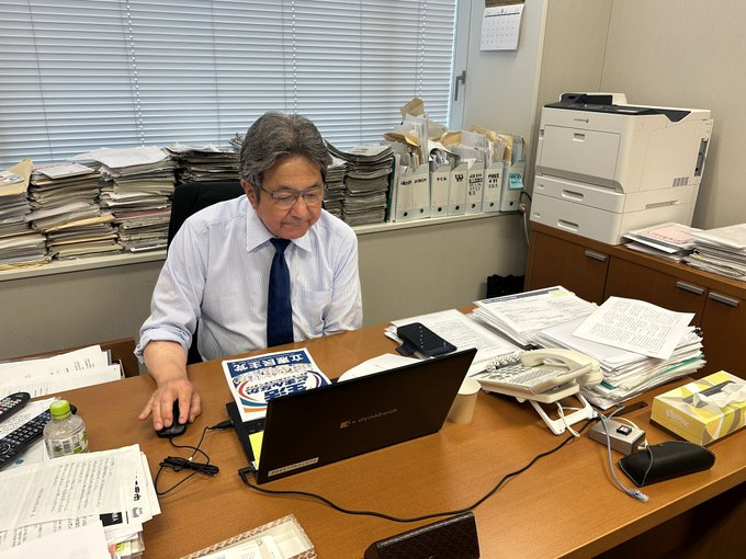 hideyaemma's tweet photo. これが普段の私の机の上の様子です。週刊誌は一誌も置いてありません。法案質疑に関する資料が積んでありますが、少し油断すると山のようになることも。また政調の役員をしていますので、担当の議員立法や法案の修正案、附帯決議などが次々に持ち込まれます。 https://t.co/3GkrVCGkAd