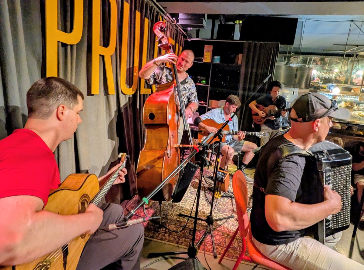 peterugrin's tweet photo. Moj pogled na odru: zadnji Hot Club Gipsy Jamm v sezoni @prulcek https://t.co/kQFF1Nl6e7