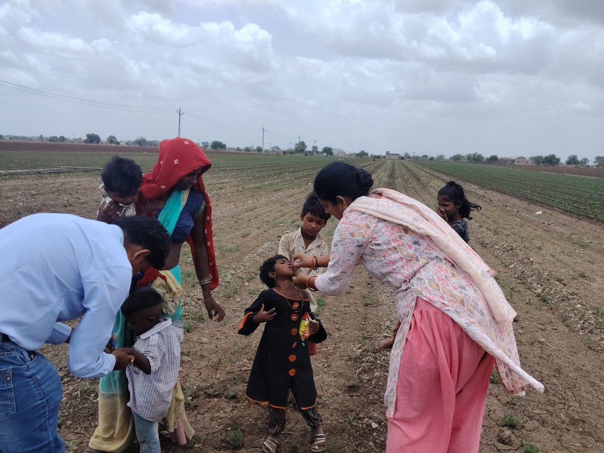 ChoSantalp3738's tweet photo. આજ સાંતલપુર તથા મેઘપુર ગામના ના વાડી વિસ્તારમાં પોલિયોની એડવાન્સ કામગીરી કરવામાં આવી તેમાં વાડી વિસ્તારમાં બહારથી આવેલ મજુર ના બાળકોને પોલિયોના ટીપા પીવડાવવામાં આવેલ..@KanzaPhc
@Tho_Vanthali
#PolioIec #PolioAwerness #HealthEducation https://t.co/COnoSHN7NG
