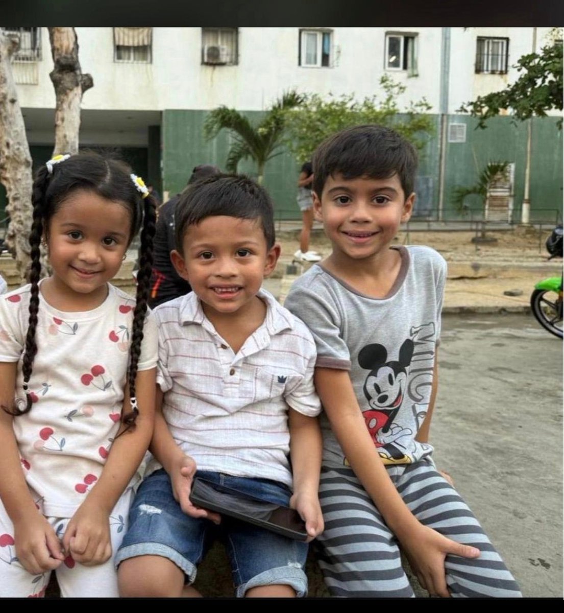 xanasky's tweet photo. 🚨 AYUDA ,🚨
Por favor, necesito que reposteen estás fotos, son una familia en Venezuela y están desaparecidos, su familia aquí en España están desesperados, ayudadme por si alguien los ha visto https://t.co/APrJwTL4jJ