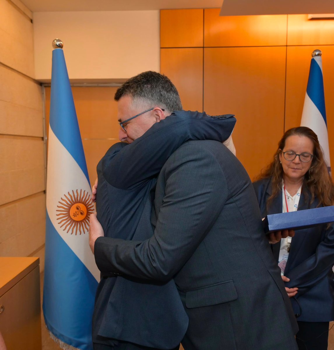 IsraelinSpanish's tweet photo. No olvidamos. 🇮🇱🇦🇷

Recibimos a sobrevivientes del atentado contra la Embajada de Israel en Buenos Aires en 1992, un ataque terrorista perpetrado por Irán y Hezbolá que asesinó a 29 personas.

El ministro de Relaciones Exteriores, @gidonsaar, agradeció a los sobrevivientes por su servicio a Israel, su resiliencia y su compromiso de décadas para mantener viva la memoria.