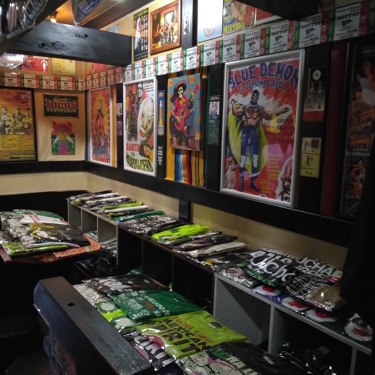 jalapeno_mexico's tweet photo. ひとまず
12:1だと完全に無理なので
5席つぶした…アパレルとルチャのグッズで…かっちょよく作っていく

7:1でしたらなんとかなるかと…コンロは3口しかないので…晩飯はステーキ優先で焼き終わったらタコス出せます😁👍🥩🌮🇲🇽 https://t.co/JktSWM9reo