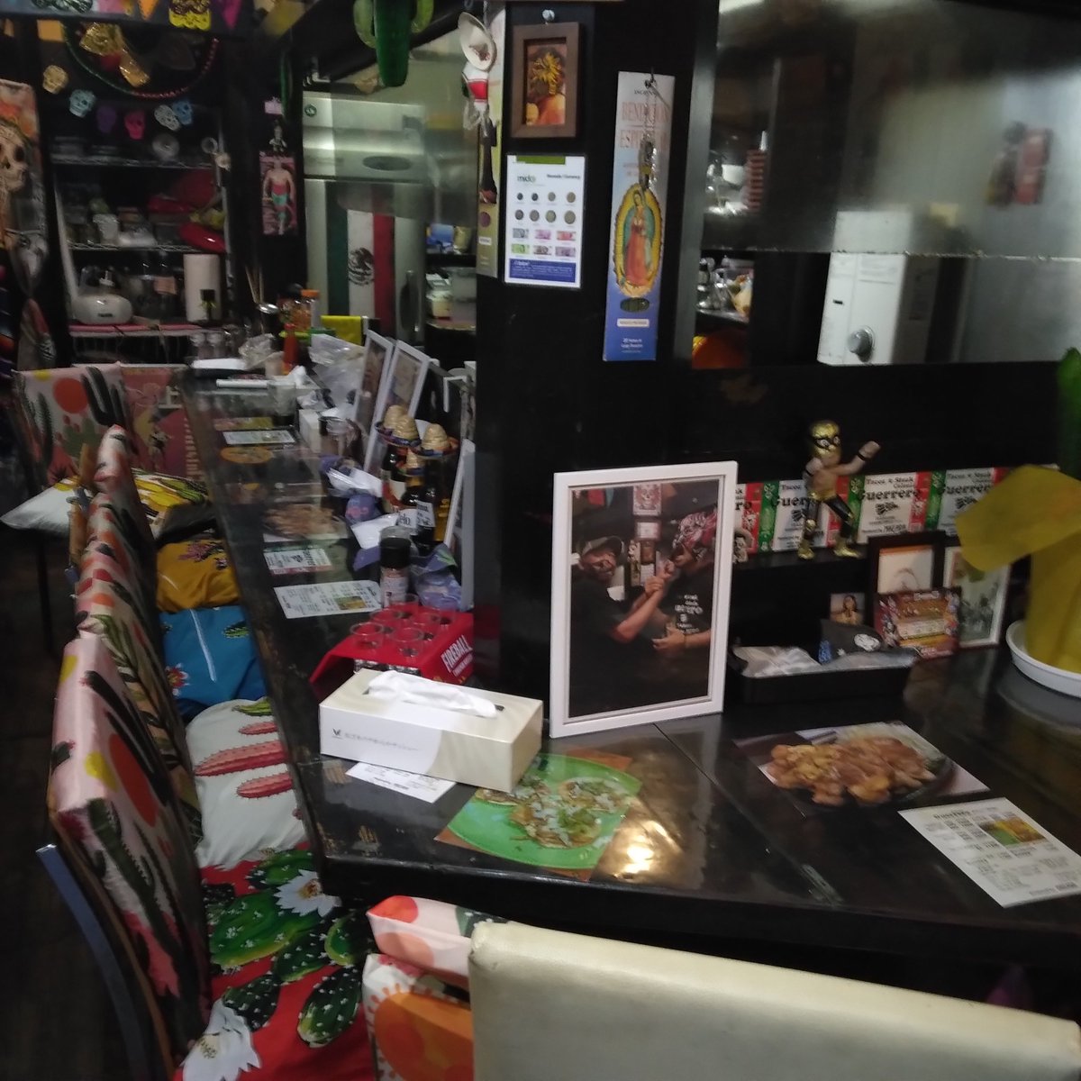 jalapeno_mexico's tweet photo. ひとまず
12:1だと完全に無理なので
5席つぶした…アパレルとルチャのグッズで…かっちょよく作っていく

7:1でしたらなんとかなるかと…コンロは3口しかないので…晩飯はステーキ優先で焼き終わったらタコス出せます😁👍🥩🌮🇲🇽 https://t.co/JktSWM9reo