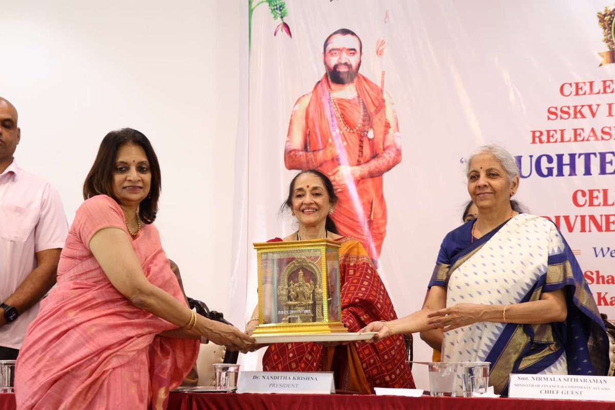 nsitharamanoffc's tweet photo. Smt @nsitharaman addressed the audience during the celebrations of the 120th Year of SSKV Group of Institutions &amp; release of the book ‘Daughters of Kanchi - The SSKV Story’ at SSKV College of Arts &amp; Science for Women, Kilambi Village, Kanchipuram, Tamil Nadu. https://t.co/682hxK93I3