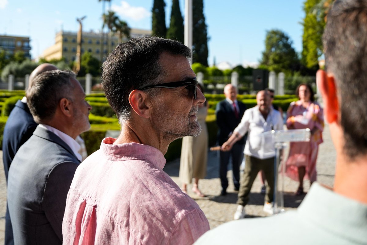 MailloAntonio's tweet photo. 🏳️‍🌈 Izamos la bandera LGTBIQ+ en el Parlamento andaluz en un momento muy necesario.

Pero la derecha, hipócrita, habla de derechos mientras negocia con quienes los niegan y pisotean. 

No se puede celebrar el Orgullo por la mañana y blanquear a la ultraderecha por la tarde. https://t.co/PoaiQF5fqZ