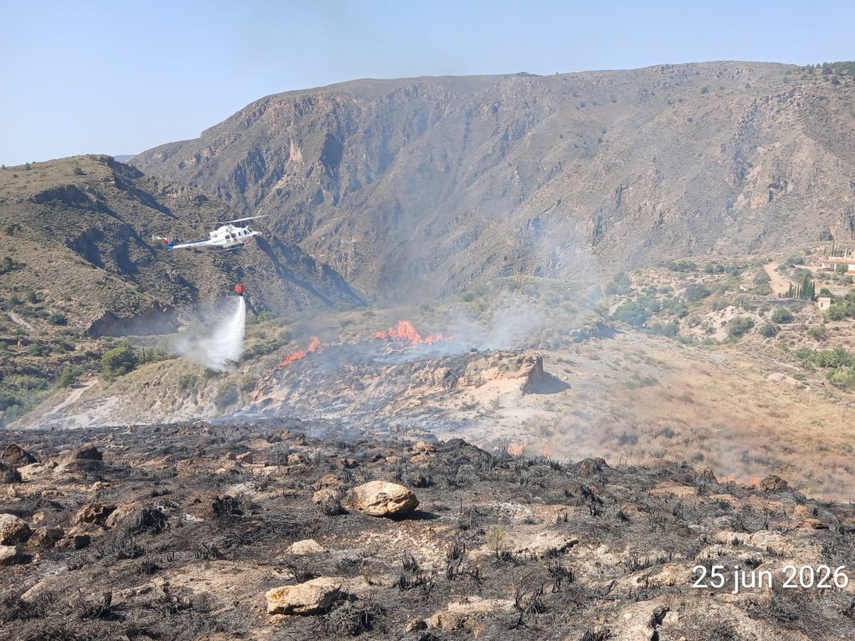 Plan_INFOCA's tweet photo. 🔴 DECLARADO #IFBerja (#Almería).

MEDIOS ACTIVADOS:
👨‍🚒  3 grupos de bomberos forestales, 2 técnicos de operaciones
🚒 1 autobomba
🛩️ 2 de carga en tierra
🚁 2 semipesados https://t.co/oGT464486h