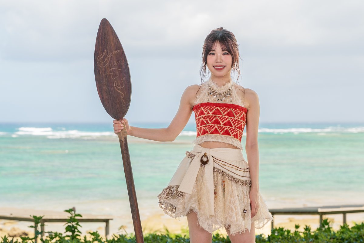 disneystudiojp's tweet photo. 実写版『#モアナと伝説の海』
南の島“沖縄”でスペシャルイベント開催🌊
⠀
#モアナ 役 日本版声優🌺
#TSUZUMI さん（#ME_I）が
「どこまでも ～How Far I’ll Go～」を生歌唱🎵
⠀
沖縄の小禄高校合唱部の皆さんと力を合わせた
“1日限り”のスペシャルパフォーマンスで
会場中に感動を届けました✨
⠀
#この夏TSUZUMIとモアナの海へ
7/31（金）#モア夏 公開🎬