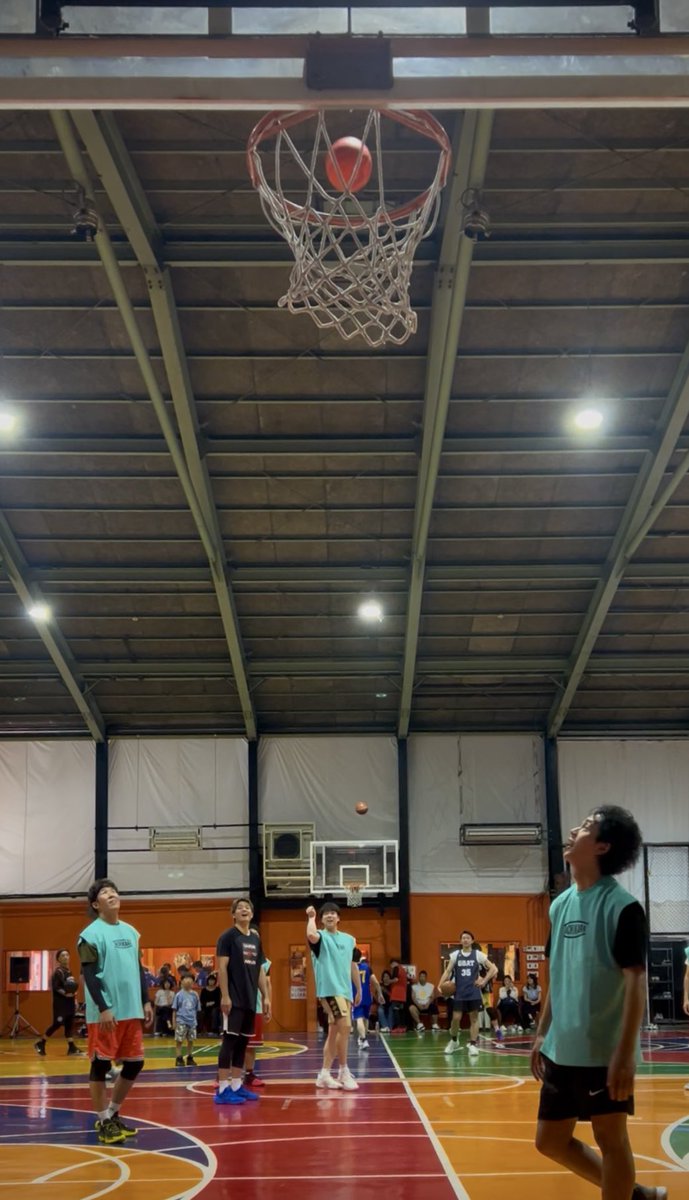 meeeeg82's tweet photo. エンドで試合見てたら、突如目の前で始まったハーフコートシュート🏃‍♂️🏀
橋本選手はめちゃめちゃ惜しくて、辻選手のボールはリングにも当たらずこちらにぶっ飛んできて「すみません。」と小走りでボール取りに来て可愛面白かった🤣ww

#ワイワイリーグ https://t.co/LYFVBE4qms