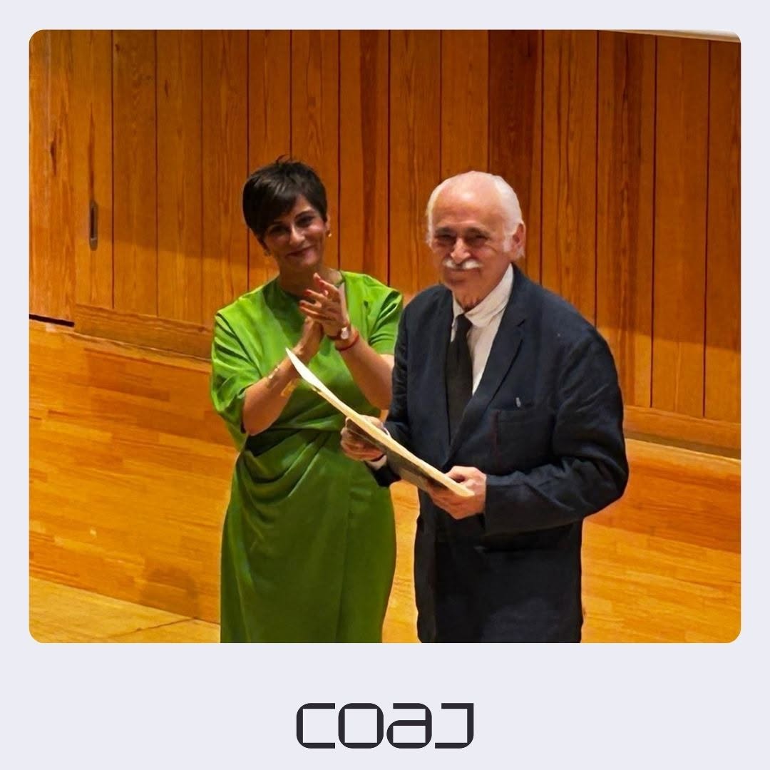 COA_JAEN's tweet photo. El #COAJ presente en la entrega del Premio Nacional de Arquitectura 2024 a Víctor López Cotelo. Un honor acompañar este reconocimiento en la ETSA Granada, obra restaurada por el propio arquitecto. Ejemplo de cómo la arquitectura pone en valor nuestro patrimonio. 🏛️✨ https://t.co/AYWO0rt9Hc