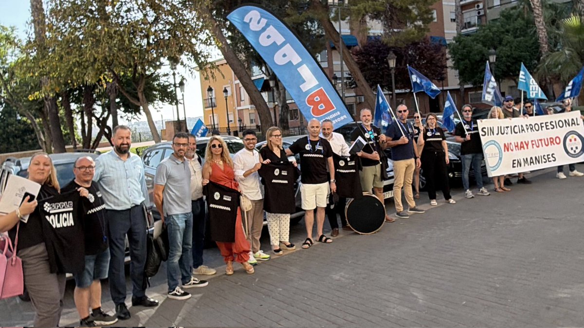 VOX_Manises's tweet photo. Durante el pleno de investidura de Jesús Borrás, trabajadores del Ayuntamiento se han concentrado frente al consistorio.

Reclaman el reconocimiento de la carrera profesional.

Escuchar a quienes prestan servicio público también es gobernar. https://t.co/Ks1MdFgnRK