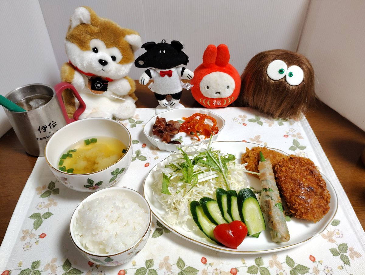 rockeri12's tweet photo. 今日のお夕は〜ん♪
オクラの🐷巻、頂きもののコロッケ、イカキムチ、煮豆、しじみのお味噌汁！ https://t.co/CUuinZhZli