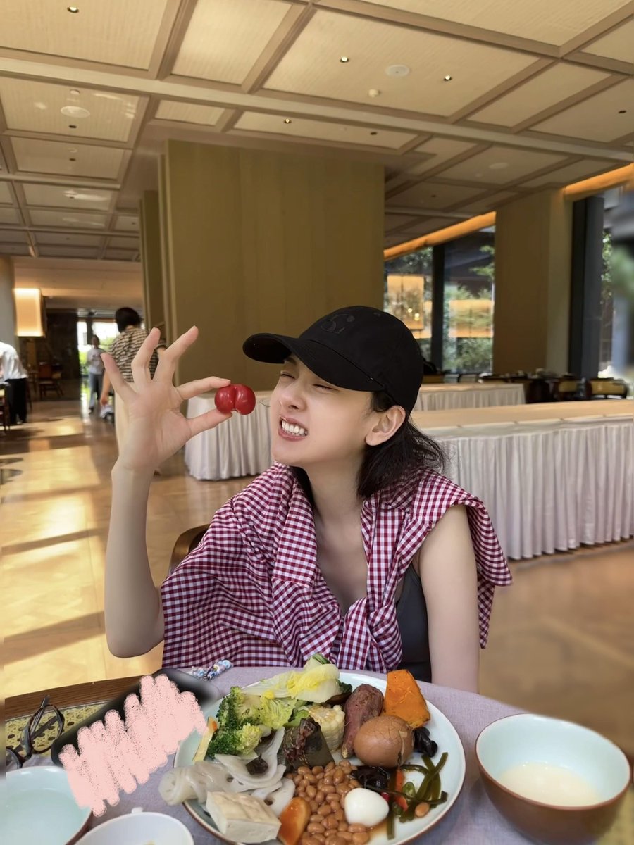 joxwox's tweet photo. 260625 송조아 샤오홍슈

图片里有几个圆？໒꒱ ˖ .˚

#宋祖儿 #孙凡清 #lareina #songzuer https://t.co/bUqqtKa2vn