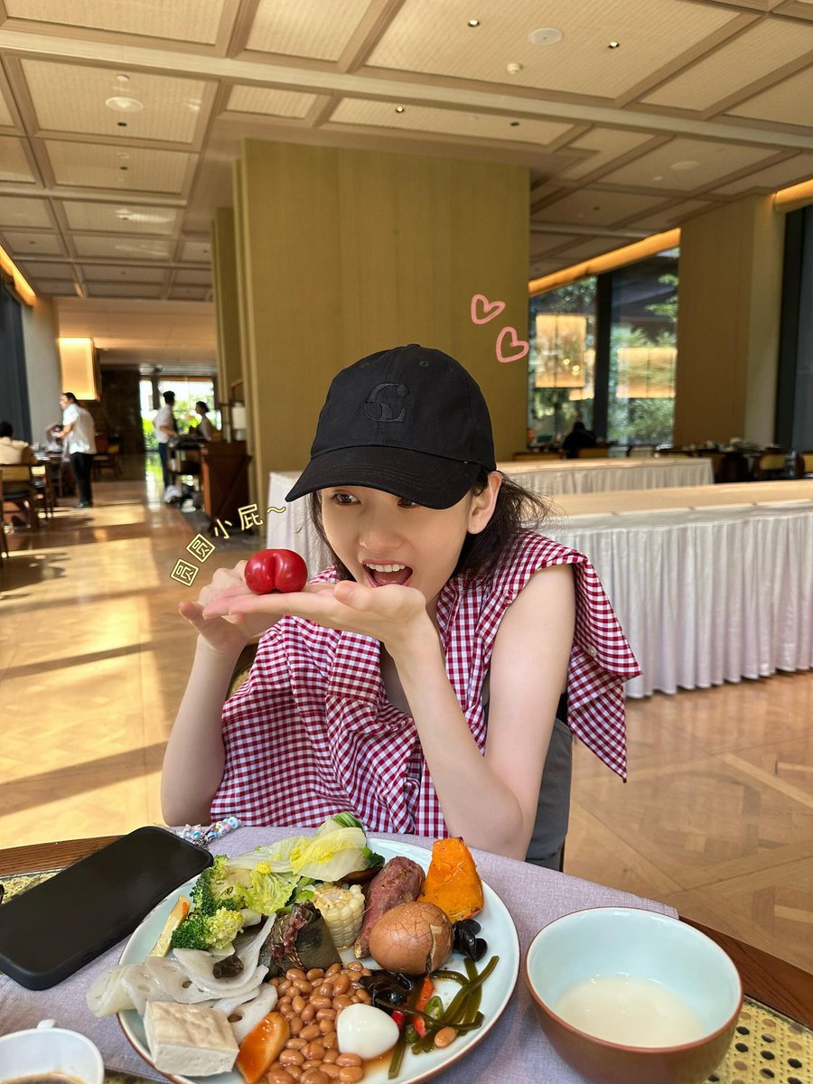 joxwox's tweet photo. 260625 송조아 샤오홍슈

图片里有几个圆？໒꒱ ˖ .˚

#宋祖儿 #孙凡清 #lareina #songzuer https://t.co/bUqqtKa2vn